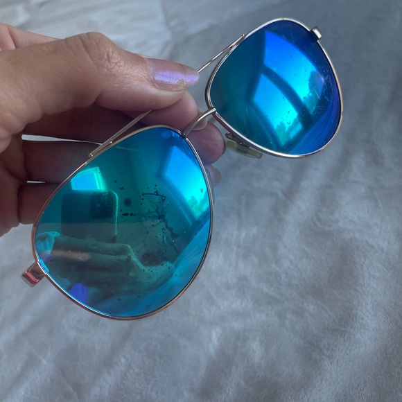 Michael Kors used women’s sunglasses - Picture 5 of 7